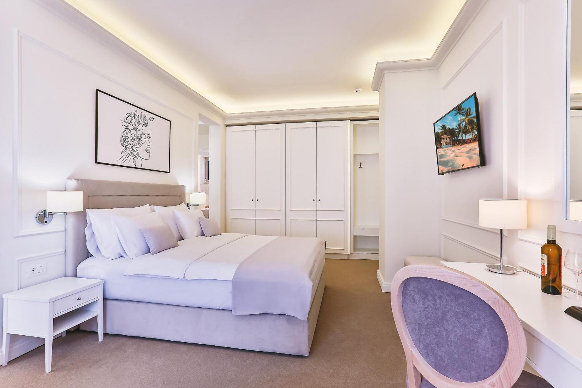 בודווה Hotel Crown מראה חיצוני תמונה