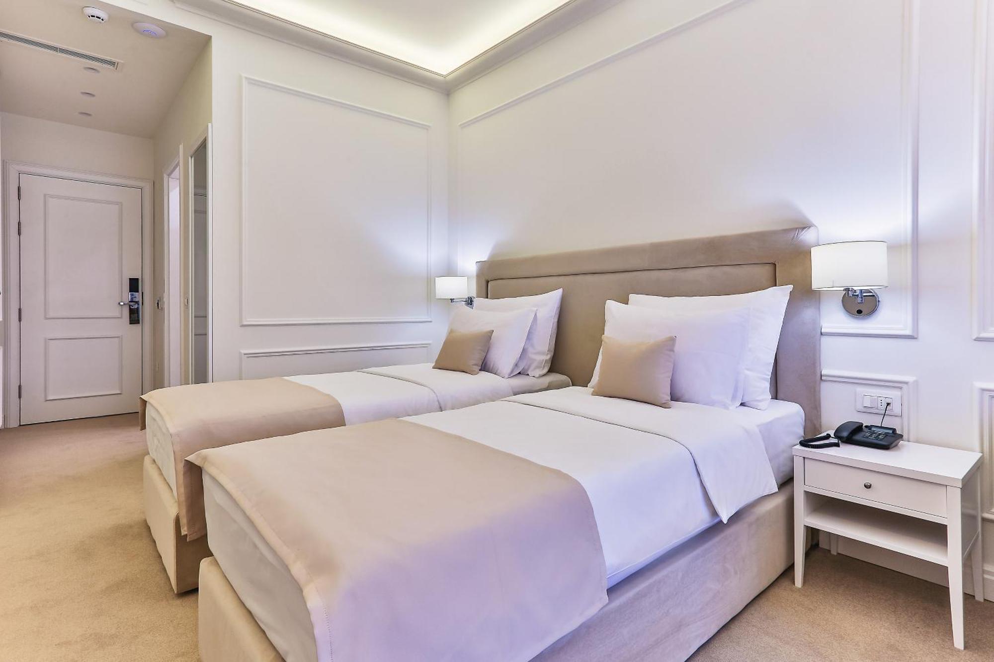בודווה Hotel Crown מראה חיצוני תמונה
