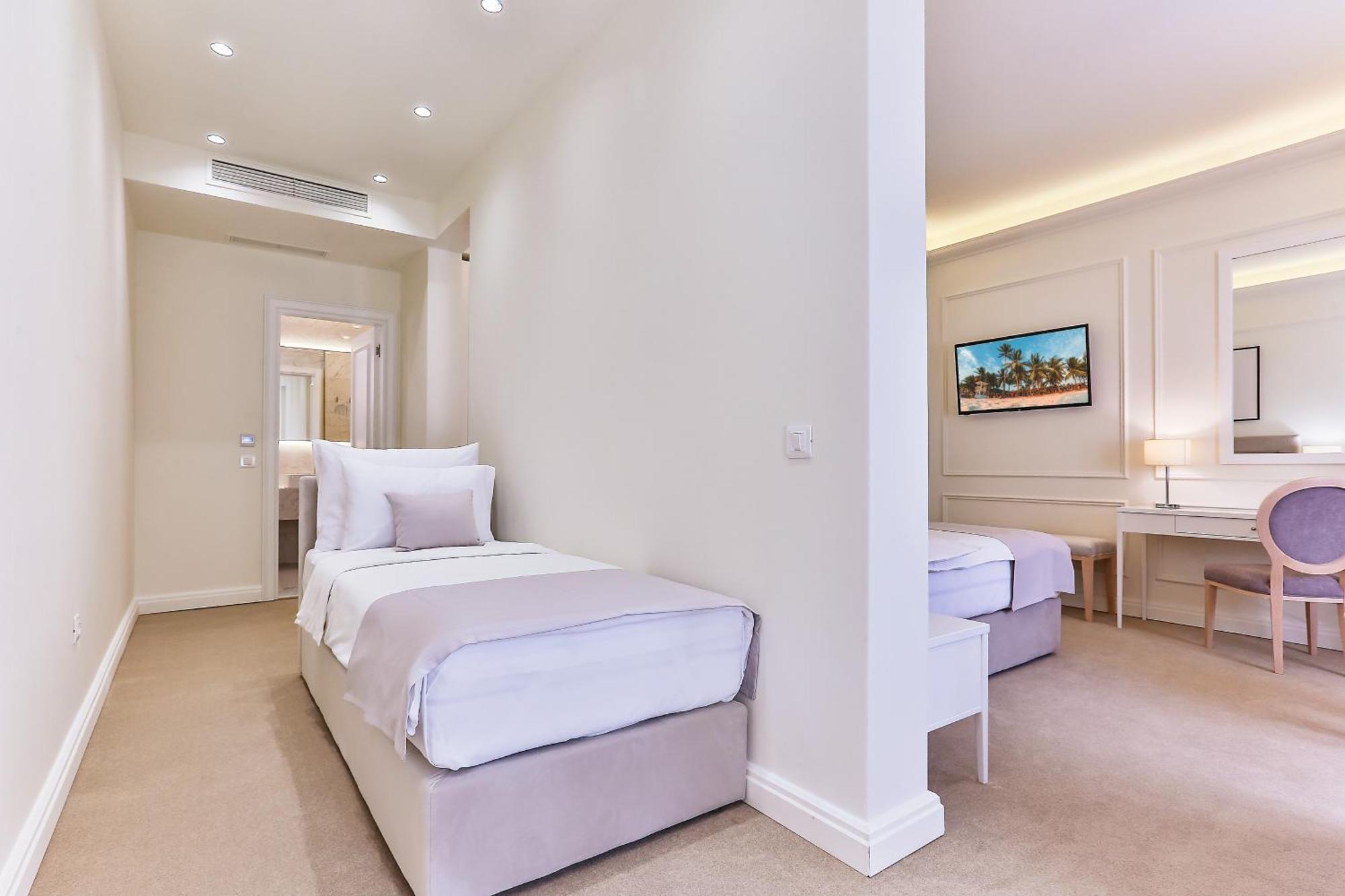 בודווה Hotel Crown מראה חיצוני תמונה