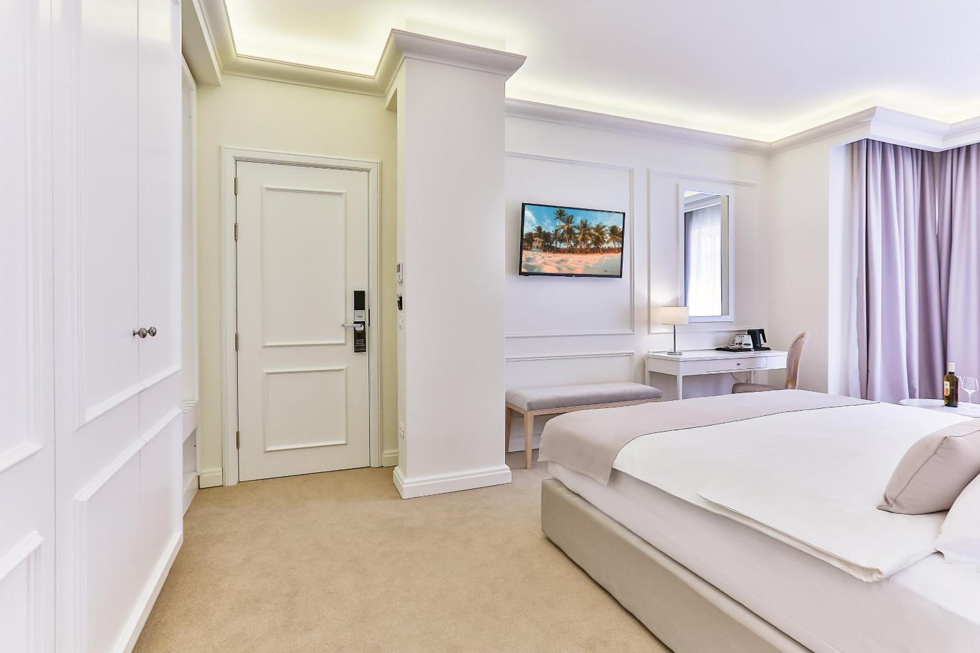 בודווה Hotel Crown מראה חיצוני תמונה